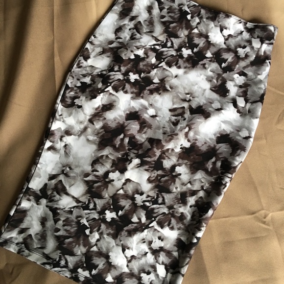 ❌SOLD❌ Sexy floral print pencil skirt - Picture 4 of 4